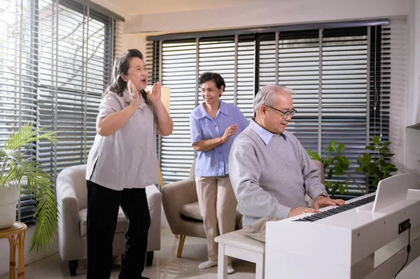 Grupo Personas Mayores Asiáticas Disfrutan Música Tocando Piano Bailando Juntos —  Fotos de Stock