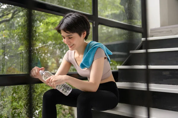 Una Joven Asiática Está Bebiendo Agua Dulce Después Hacer Ejercicio — Foto de Stock