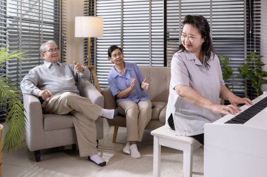 Asyalı son sınıf öğrencileri müzik dinlemeyi, piyano çalmayı, yaşlılar için sağlık merkezinde dans etmeyi, yaşlılar için grup terapisi kavramını seviyorlar.