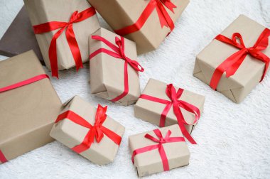 Yılbaşı süslemeleri evdeki oturma odasında