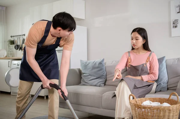 Jovem Asiático Casal Limpeza Casa Sentimento Entediado Esgotado Com Sujo — Fotografia de Stock