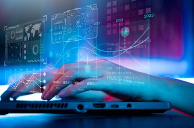 İnsan eli, evdeki klavyeyi kullanarak çevrimiçi oyun bilgisayarı çalıyor