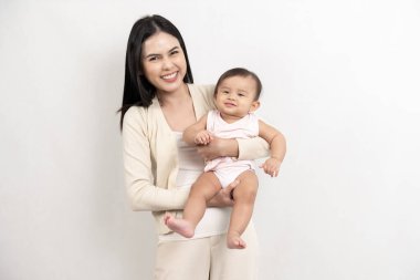 Güzel anne ve tapılası bebek beyaz arka planda mutlular, aile, çocuk, çocukluk ve ebeveynlik kavramı 