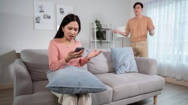 Genç evli çift Asyalı karı koca tartışıyor, kızgın çift birbirini görmezden geliyor, ilişki sorunları kavramı..