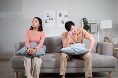 Genç evli çift Asyalı karı koca tartışıyor, kızgın çift birbirini görmezden geliyor, ilişki sorunları kavramı..