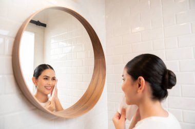 Evde, banyoda makyajını temizleyen genç bir kadın. Güzellik anlayışı. 