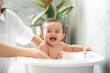 Sevimli bebek anne, aile, çocuk, çocukluk ve ebeveynlik kavramlarıyla banyo yapıyor. 