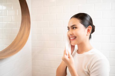 Evde, banyoda makyajını temizleyen genç bir kadın. Güzellik anlayışı. 