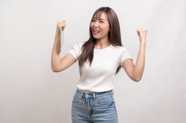 Beyaz arka plan üzerinde tablet kullanan genç bir Asyalı kadın, teknoloji kavramı