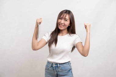 Beyaz arka plan üzerinde tablet kullanan genç bir Asyalı kadın, teknoloji kavramı