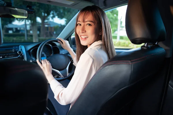 Młoda Azjatycka Piękna Kobieta Prowadzi Samochód Zapiętymi Pasami Bezpieczeństwa — Zdjęcie stockowe