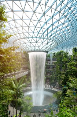 Changi, Singapur - 26 / 12 / 2022: Jewel Changi Havalimanı, yapay şelale kubbesi ve bitkiler Changi Havalimanı 'ndaki alışveriş merkeziyle birleştirilmiş en ünlü ekolojik yapı. .