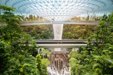 Changi, Singapur - 26 / 12 / 2022: Jewel Changi Havalimanı, yapay şelale kubbesi ve bitkiler Changi Havalimanı 'ndaki alışveriş merkeziyle birleştirilmiş en ünlü ekolojik yapı. .