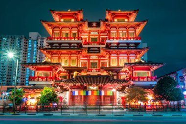 Çin Mahallesi; Singapur; 27 / 12 / 2022; - Singapur 'un Çin Mahallesi' ndeki Buddha Diş Tarihi Tapınağı. Uzun süreli trafik ışıklarıyla 