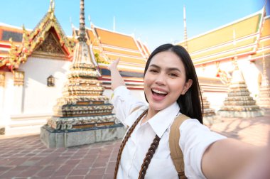 Tatil gezisi yapan güzel bir turist kadın Bangkok, Tayland, Tatiller ve seyahat konseptini keşfediyor.