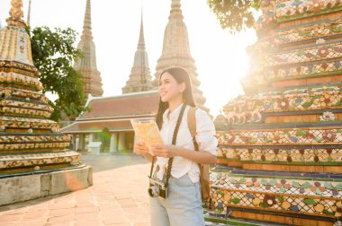 Tatil gezisi yapan güzel bir turist kadın Bangkok, Tayland, Tatiller ve seyahat konseptini keşfediyor.