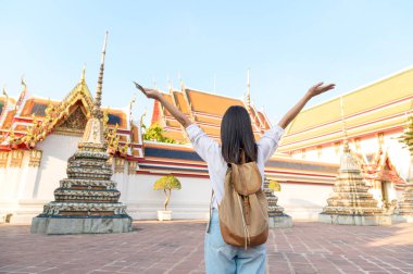 Tatil gezisi yapan güzel bir turist kadın Bangkok, Tayland, Tatiller ve seyahat konseptini keşfediyor.