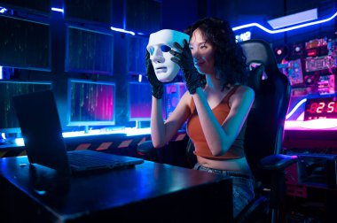 Bir Hacker geceleri veri çalmak için dizüstü bilgisayar kullanıyor.