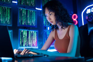 Bir Hacker geceleri veri çalmak için dizüstü bilgisayar kullanıyor.