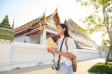 Tatil gezisi yapan güzel bir turist kadın Bangkok, Tayland, Tatiller ve seyahat konseptini keşfediyor.