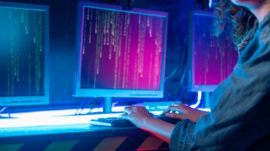 Asyalı bir kadın programcı bilgisayar odasında çalışıyor. Fütürist teknoloji konsepti.