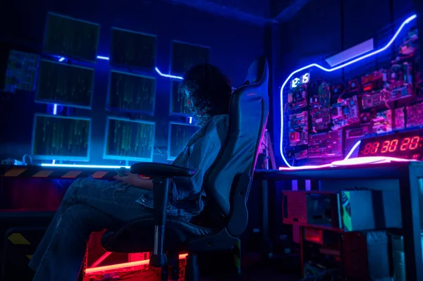 Uma Mulher Asiática Programador Está Trabalhando Seu Computador Quarto Futurista — Fotografia de Stock