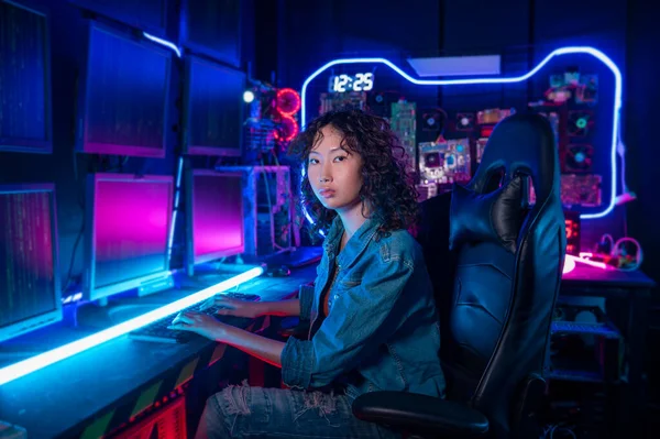 Programistka Azjatyckiej Kobiety Pracuje Swoim Pokoju Komputerowym Futurystyczna Koncepcja Technologii — Zdjęcie stockowe