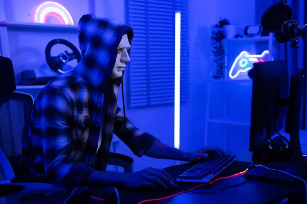 Hacker Está Usando Una Computadora Portátil Para Robar Datos Noche — Foto de Stock