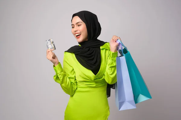 Uma Bela Mulher Muçulmana Com Hijab Segurando Cartão Crédito Saco — Fotografia de Stock