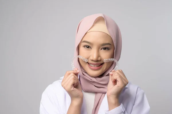 Seorang Dokter Gigi Perempuan Muslim Muda Memegang Kawat Gigi Yang — Stok Foto