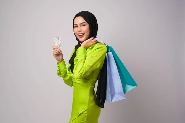 Uma Bela Mulher Muçulmana Com Hijab Segurando Cartão Crédito Saco — Fotografia de Stock