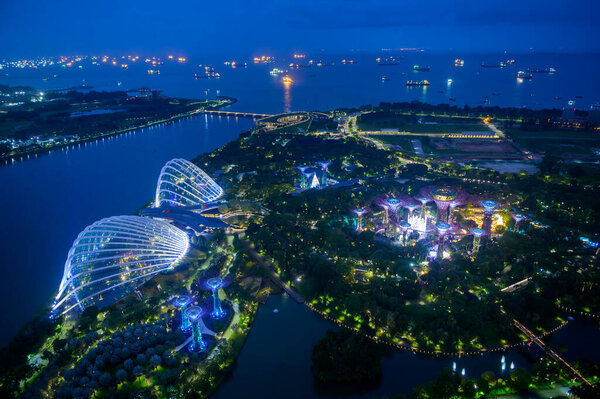Сингапур, Сингапур - дек 27, 2022: Вид с высоты птичьего полета на архитектуру супер-рощ ночью в саду у отеля Bay and Marina Bay Sands. Сингапур.