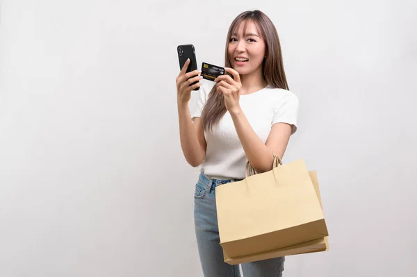 Молода Азіатка Тримає Сумку Покупок Кредитну Картку Над Білим Фоном — стокове фото