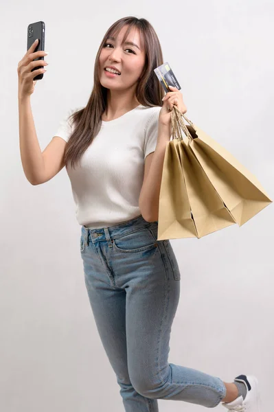 Jovem Asiático Mulher Segurando Saco Compras Cartão Crédito Sobre Fundo — Fotografia de Stock