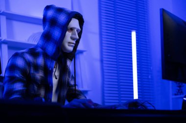 Bir Hacker geceleri veri çalmak için dizüstü bilgisayar kullanıyor.