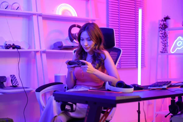 Joven Asiática Bonita Mujer Pro Gamer Tienen Transmisión Vivo Cantando — Foto de Stock