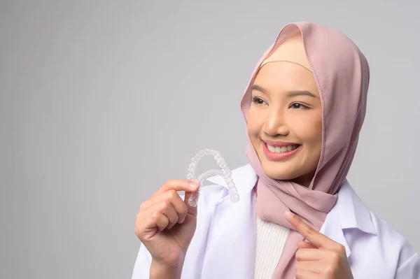 Een Jonge Moslim Vrouwelijke Tandarts Die Invisalign Beugels Witte Achtergrond — Stockfoto
