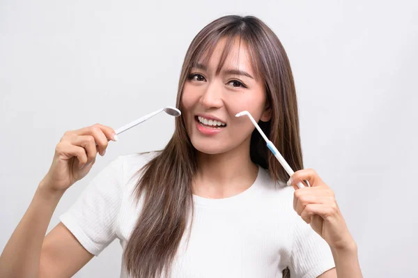 Une Jeune Femme Souriante Tenant Matériel Dentaire Sur Fond Blanc — Photo