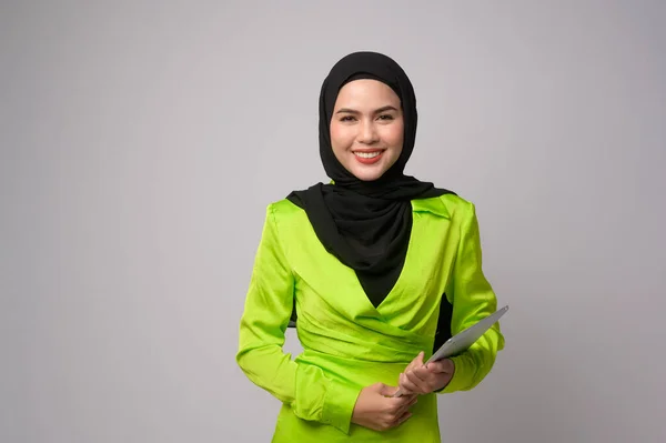 Beautiful Musllim Woman Hijab Using Tablet White Background Technology Concept — Fotografie, imagine de stoc