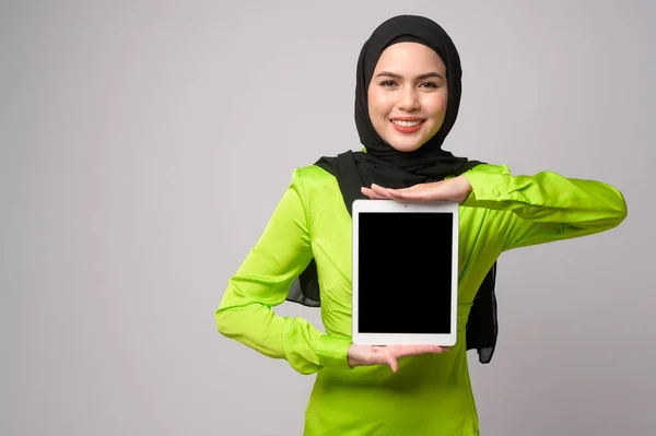 Beautiful Musllim Woman Hijab Using Tablet White Background Technology Concept — стоковое фото