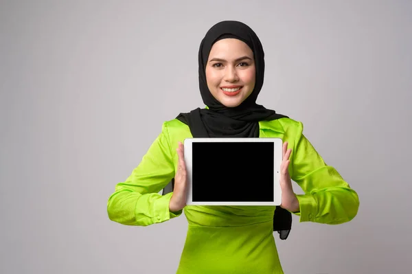Beautiful Musllim Woman Hijab Using Tablet White Background Technology Concept — 图库照片