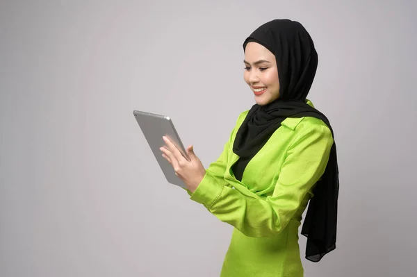 Beautiful Musllim Woman Hijab Using Tablet White Background Technology Concept — Stock Photo, Image