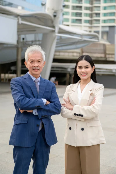 現代都市におけるアジアのシニア成熟した中年実業家と若い実業家の肖像 — ストック写真