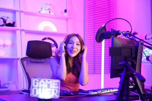 Jovem Asiática Bonita Mulher Pro Gamer Tem Transmissão Vivo Cantando — Fotografia de Stock