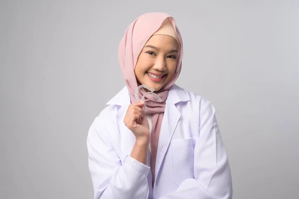 Una Joven Odontóloga Musulmana Sosteniendo Frenos Invisalign Sobre Estudio Fondo —  Fotos de Stock