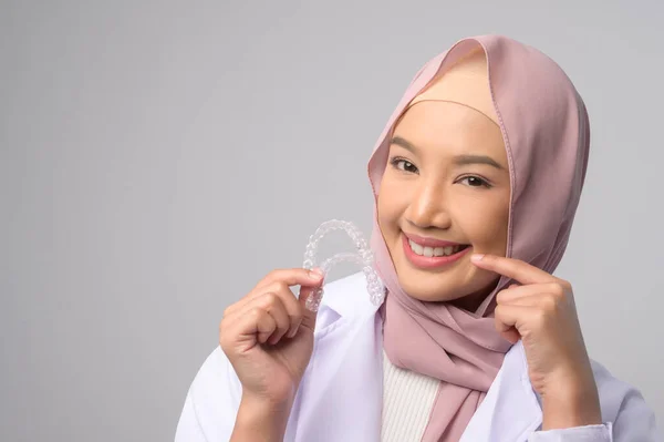 Una Giovane Dentista Musulmana Con Apparecchio Invisaligno Sfondo Bianco Studio — Foto Stock