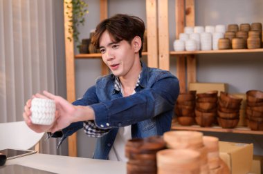 Genç bir Asyalı girişimci dükkânı olan Teknoloji online iş dünyasındaki müşterilerine el sanatları ürünleri satmak için canlı yayın yapıyor..