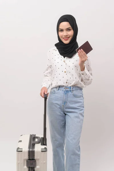 Молодая Мусульманка Туристка Багажом Белом Фоне — стоковое фото