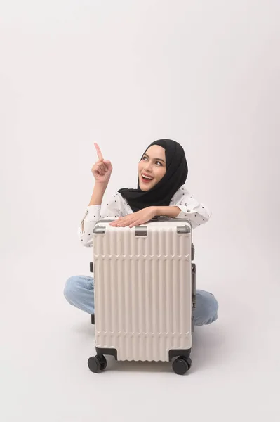 Young Muslim Woman Tourist Baggage White Background — Stock Photo, Image