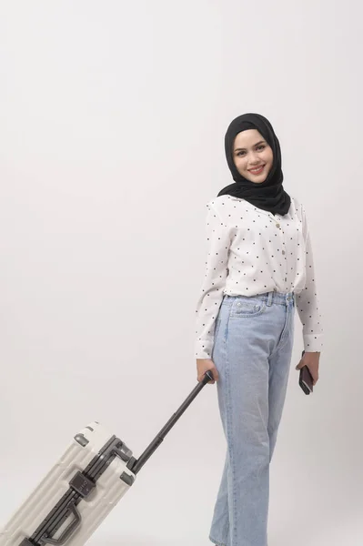 一位年轻的穆斯林女性游客 背着白色背景的行李 — 图库照片